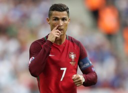 华体会入口|国足热身赛遭逆转，9人应战1比2不敌中国香港，尾声20分钟陷围攻