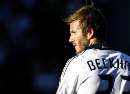 【华体会登陆入口】老骥伏枥壮志酬，海港三将续华章—颜骏凌欣喜对话传奇范德萨