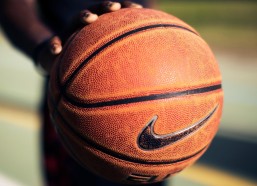 华体会线上入口：姆巴佩自然年54球平C罗神迹，跃升皇马历史射手榜第四席