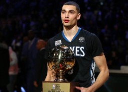 华体会官方_南粤旗帜今朝别，廿载蓝衣成传奇