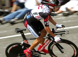 华体会官方：库蒂尼奥家庭温情时刻，幼子生日派对，全家身穿效力球队球衣致敬足球生涯