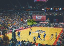 华体会入口|懂球帝2025年11月月度MVP候选名单揭晓，姆巴佩、哈兰德双星闪耀，莱万强势入围引热议