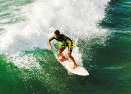 华体会入口：拜仁慕尼黑逼近历史节点，能否追平多特蒙德开局十一连胜传奇？